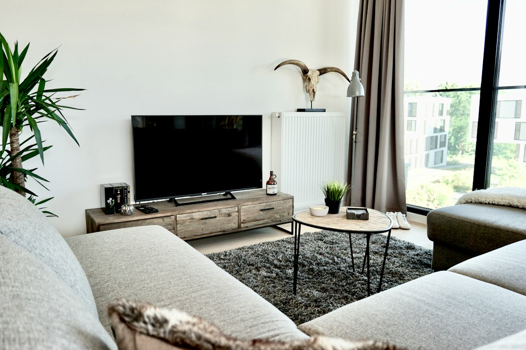 Woonkamer inrichten met zachtere materialen: zo creëer je meer warmte, rust en sfeer